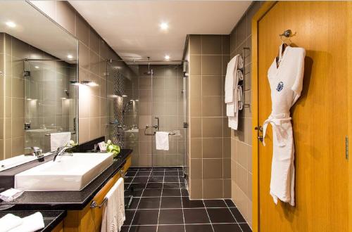 哈拉阿建罗塔纳豪华公寓酒店 的一间浴室