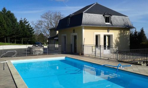 翁弗勒尔Chambres d'Hôtes Entre Deux Rives的房屋前有游泳池的房子