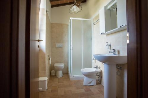 ColtavolinoAGRITURISMO La COLLINA del SOLE的浴室配有卫生间、盥洗盆和淋浴。