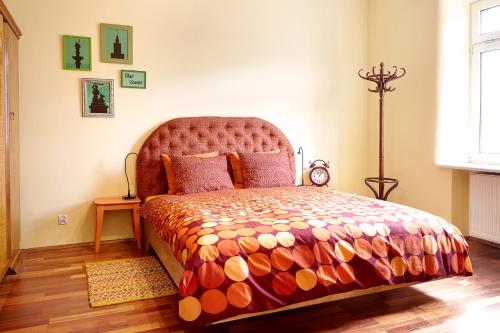 华沙皇家公园附近美丽趣味公寓的一间卧室,卧室内配有一张大床