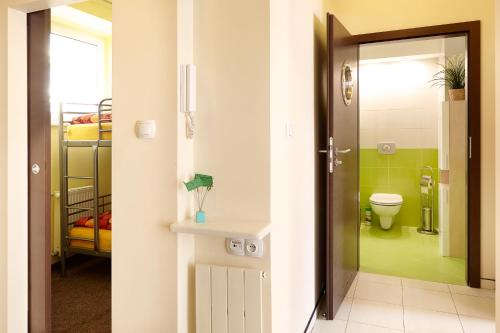 华沙皇家公园附近美丽趣味公寓的浴室配有卫生间和绿色