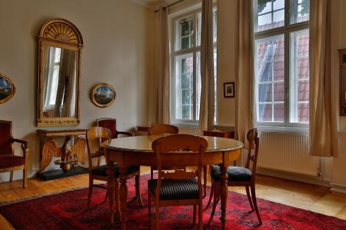 吕贝克费恩努卡公寓的一间带桌椅和窗户的用餐室
