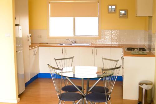 潘尼萧袋鼠岛林赛旅馆的厨房配有桌椅和水槽。