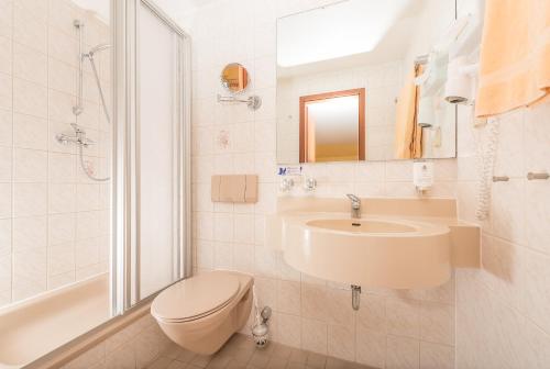巴特克森维勒慕斯伯格酒店的白色的浴室设有水槽和卫生间。