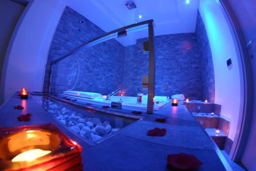 卡索里亚卢克索酒店的一间带石墙浴缸的浴室
