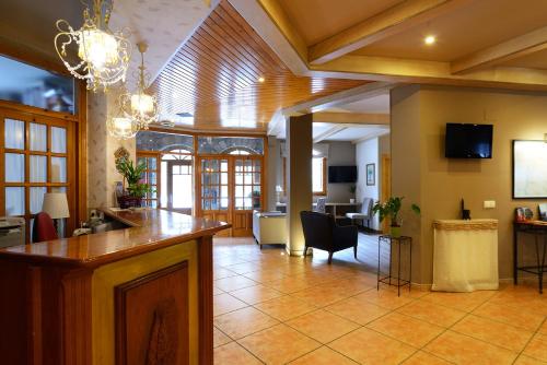 托尔拉阿贝托斯酒店的客厅设有酒吧和用餐区。