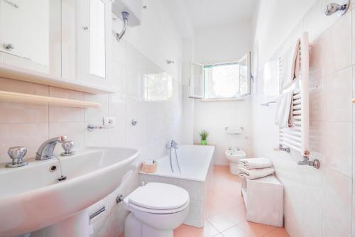 波西塔诺鲁丽文瑞酒店的白色的浴室设有水槽和卫生间。