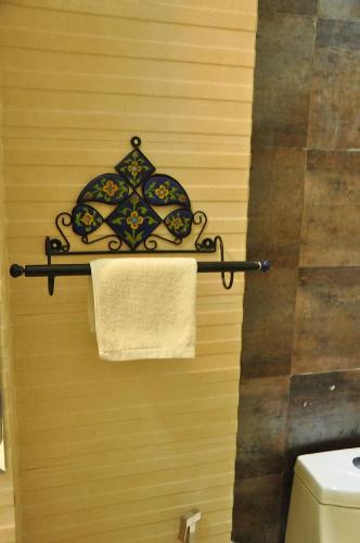 阿杰梅尔Shardas Homestay的浴室位于卫生间旁,配有毛巾架
