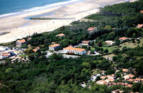 滨海苏拉克Hotel des Pins的享有海滩和度假村的空中景致