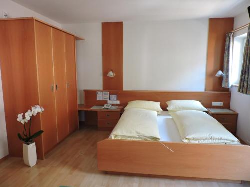 安泰塞尔瓦·迪·梅佐库莱霍夫公寓的一间卧室配有一张带木制床头板的床