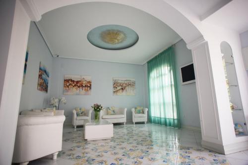 庞贝阿斯恩达农作维维自然酒店的客厅设有大房间,拥有天花板