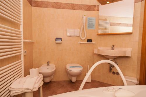 加尔达湖滨维多利亚酒店的浴室配有盥洗盆、卫生间和盥洗盆。