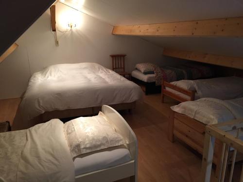 马德罗根凡麒麟住宿加早餐旅馆的小房间设有两张床和楼梯