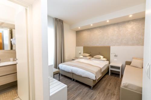 利多迪耶索罗图尔林酒店的一间酒店客房 - 带一张床和一间浴室