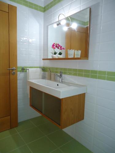米尔芳提斯城Apartamento Praiamar的一间带水槽和镜子的浴室