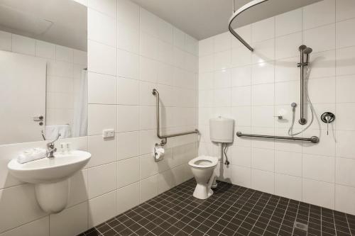 墨尔本Quest Bundoora的一间带卫生间和水槽的浴室