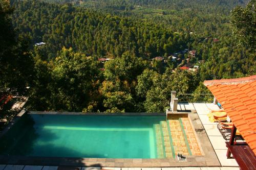 姆杜克普瑞阿拉姆巴厘酒店的山顶上的一个游泳池