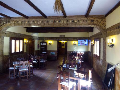 El ColmenarHotel Restaurante Las Buitreras的享有带桌椅的餐厅的顶部景致
