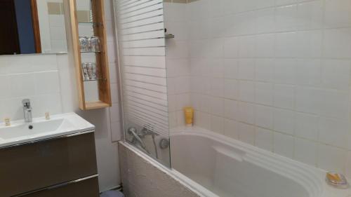 塞拉迪费罗Maison Alba Rossa 56的浴室配有白色浴缸和水槽