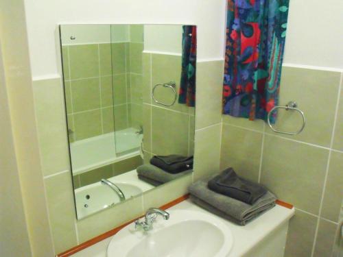 乔治Jamaed Court的一间带水槽和镜子的浴室