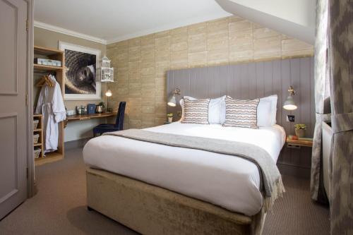 Burstow帕勒尔克里斯皮格酒店的酒店客房设有一张大床和一张书桌。