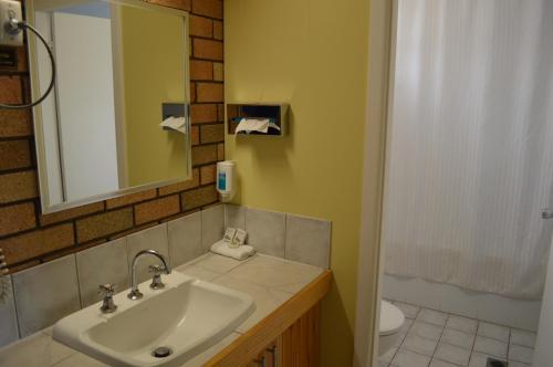马奇万德莱特汽车旅馆的一间带水槽、镜子和卫生间的浴室