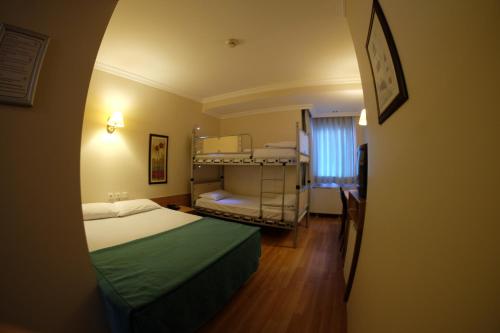 海达帕萨酒店客房内的一张或多张双层床
