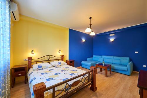 波德戈里察拉古纳酒店的一间卧室配有一张床和一张沙发