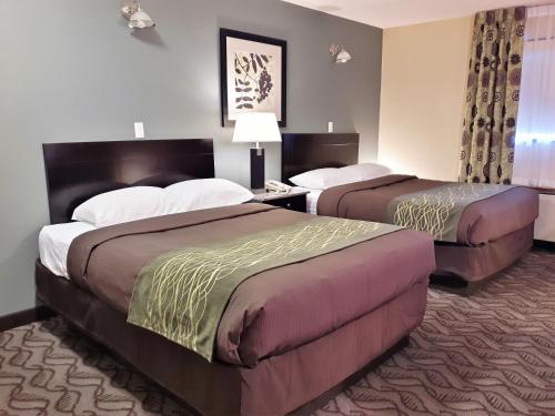 拉科姆拉克姆汽车旅馆的一间酒店客房,房间内设有两张床