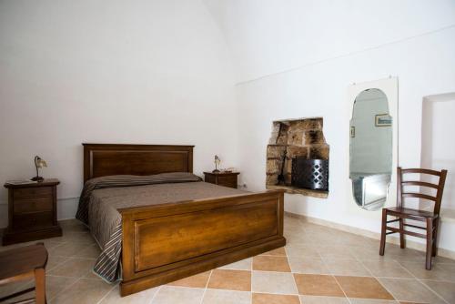 乌真托100 Craste的一间卧室配有一张床、一把椅子和一个壁炉