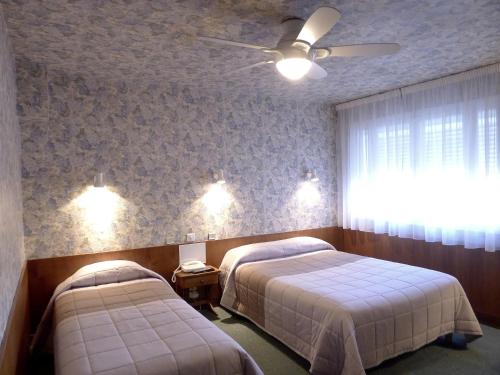 蒙德马桑萨巴拉酒店的一间卧室配有两张床和吊扇