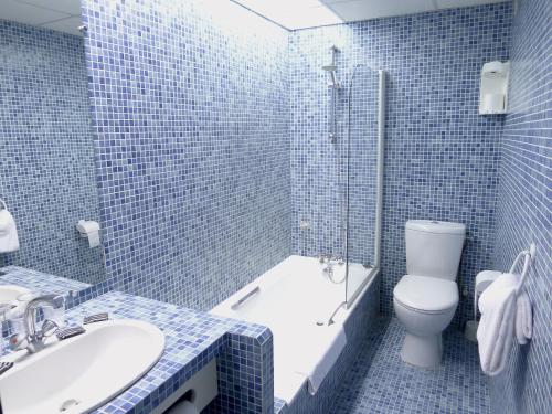蒙德马桑萨巴拉酒店的蓝色瓷砖浴室设有卫生间和水槽