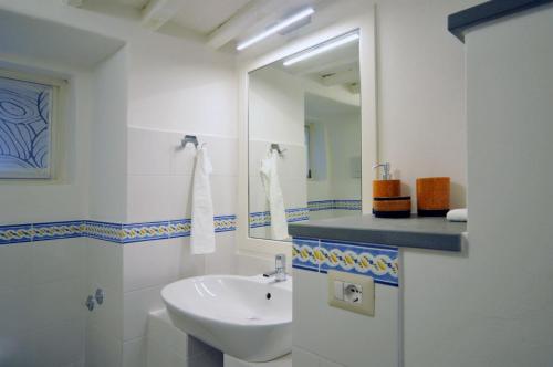 基安蒂格雷夫casagreve的白色的浴室设有水槽和镜子