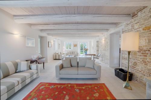 锡罗洛阿格洛玛利诺住宿加早餐旅馆的客厅配有白色家具和砖墙
