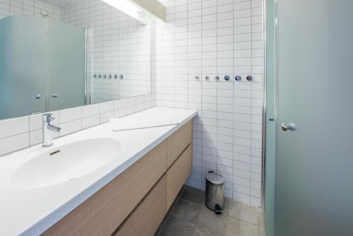 Rälla厄兰艾克罗姆度假酒店的白色的浴室设有水槽和镜子