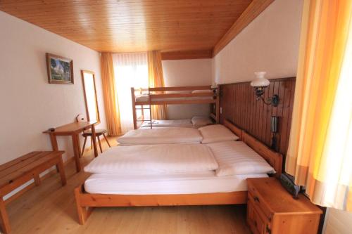 菲施菲协霍夫酒店的一间卧室配有两张双层床。