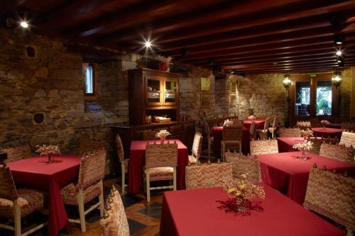 拉卡里达埃克斯库斯托之家乡村旅馆的一间餐厅,房间内设有红色的桌椅