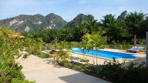 Khao Sok Jasmine Garden Resort - SHA Certified内部或周边泳池景观