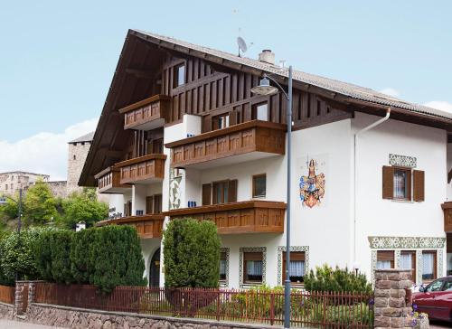 沃兰Pension an der Mayenburg的一座大型白色建筑,设有木制阳台