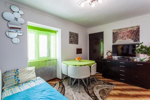 阿尔布费拉Apartamento Cardoso的一间卧室配有一张床、一张桌子和一台电视。