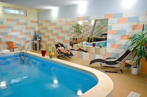 布拉格布拉格城堡酒店的游泳池,浴室里有人坐在椅子上