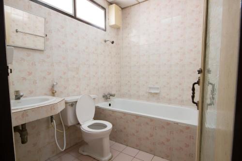 红统府布阿鲁昂酒店的浴室配有卫生间、浴缸和水槽。