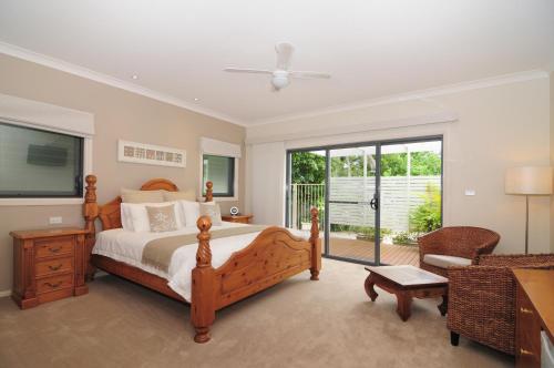 赫斯基森CeeSpray - Accommodation in Huskisson - Jervis Bay的一间卧室设有一张床和一个滑动玻璃门