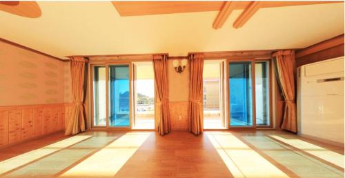 丽水市卡乐博卡度假屋的空客厅,设有玻璃门和窗户