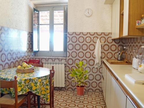 卡普多兰多Villa Tullio的厨房配有一张桌子,上面放着一碗水果