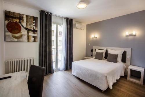 科尔特萨姆皮埃科索酒店的卧室配有白色的床和窗户。