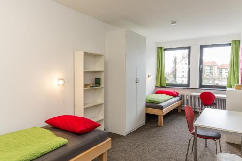 林道岛上旅舍的一间卧室配有两张床和一张桌子及椅子