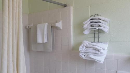 默特尔比奇温哥华汽车旅馆的浴室提供毛巾架上的白色毛巾