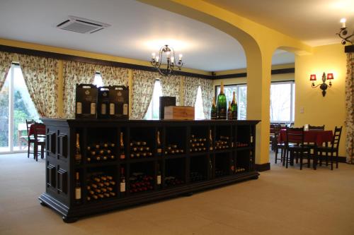 拉梅戈拉梅格野营酒店的酒窖,陈列着葡萄酒瓶