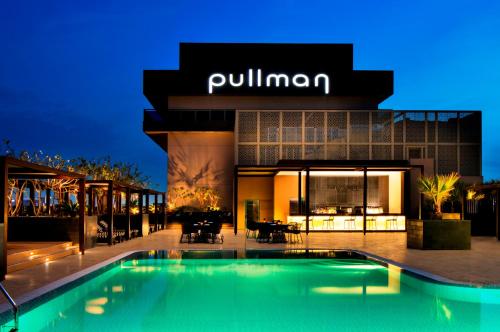 迪拜迪拜普尔曼河市中心公寓式酒店的大楼前设有游泳池的酒店